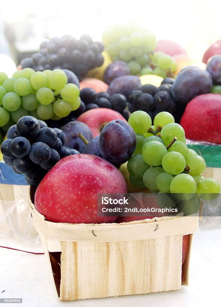 Canasta de frutas frescas en Farmer's Market - Foto de stock de Ciruela Damson libre de derechos