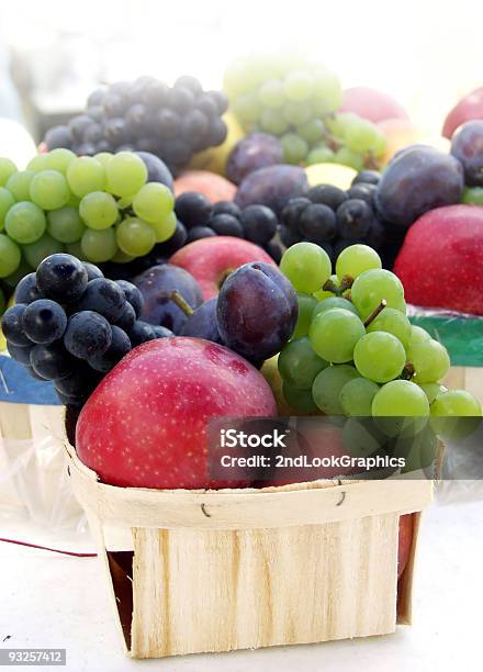 Canasta De Frutas Frescas En Farmers Market Foto de stock y más banco de imágenes de Ciruela Damson - Ciruela Damson, Fruta, Concord - Massachussetts