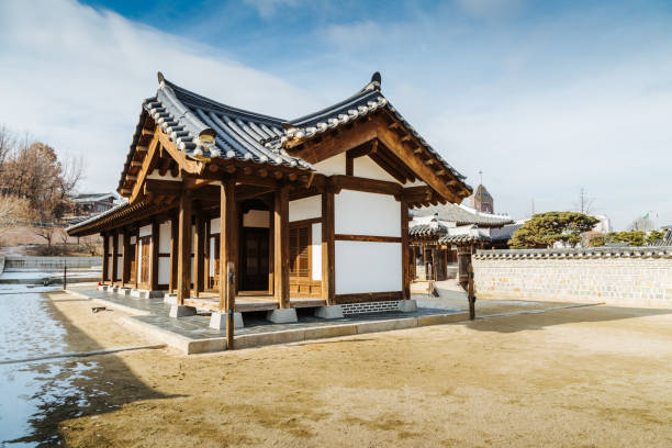 istock Korean old traditional house 932594112