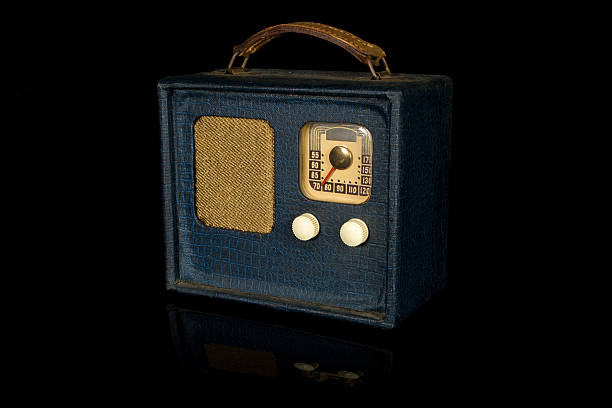 rétro vintage radio portable - radio show industry old old fashioned photos et images de collection