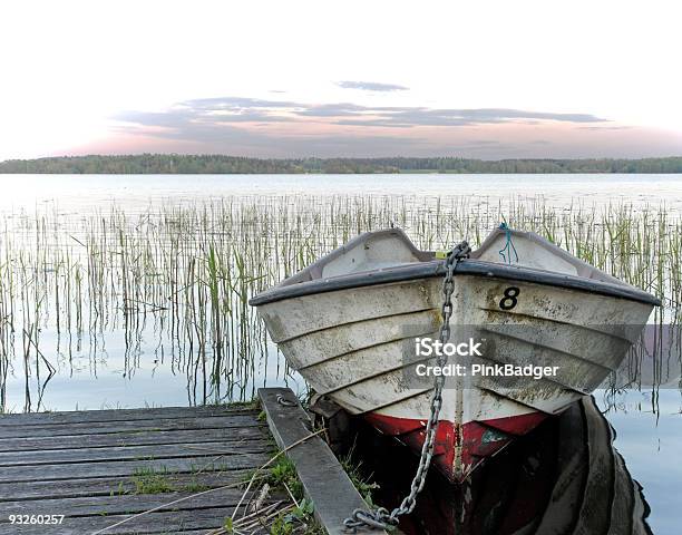 Ormeggiate Barca - Fotografie stock e altre immagini di Barca a remi - Barca a remi, Punto di vista frontale, Acqua