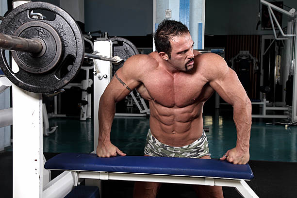 bodybuilder posando no ginásio - abdominal muscle extreme sports sensuality sex symbol imagens e fotografias de stock