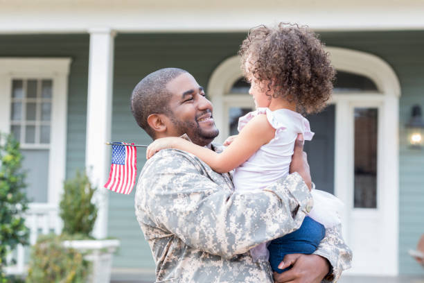 soldado americano africano regresa desde el extranjero - family american culture black child fotografías e imágenes de stock