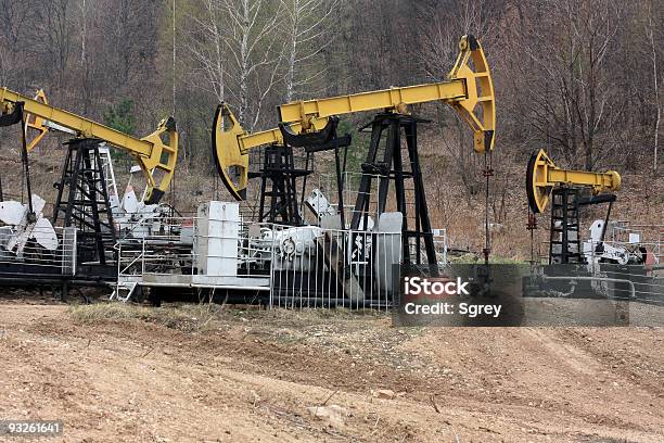 Oilfield - Fotografias de stock e mais imagens de Ao Ar Livre - Ao Ar Livre, Barril, Bomba Petrolífera