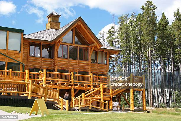Mountain Lodge Foto de stock y más banco de imágenes de Alberta - Alberta, Cabaña de madera, Canadá