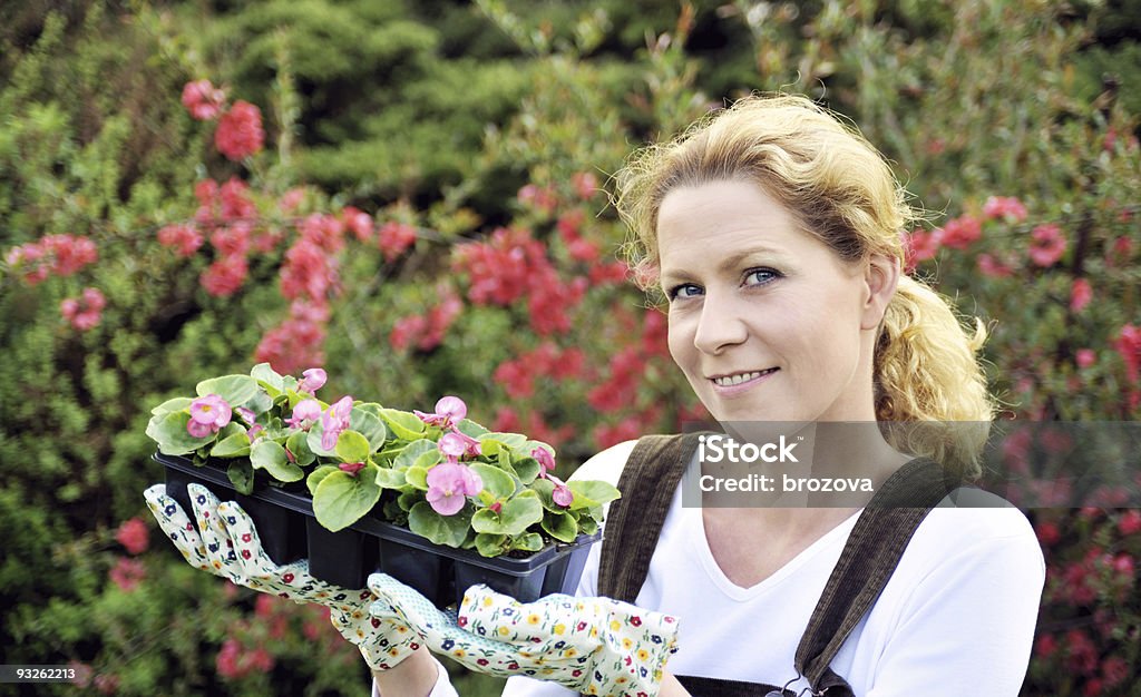 Jovem mulher segurando as plantas - Royalty-free 30-34 Anos Foto de stock