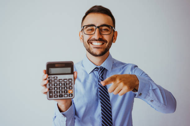 sonriente hombre de negocios que muestra la calculadora - economist fotografías e imágenes de stock