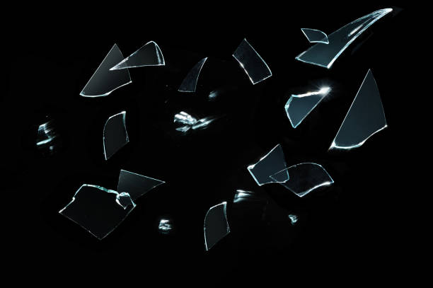 zerbrochenes glas mit eleganten stücken auf schwarz - broken stock-fotos und bilder