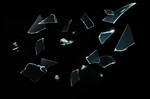 Rotura de cristal afilados con piezas sobre negro photo