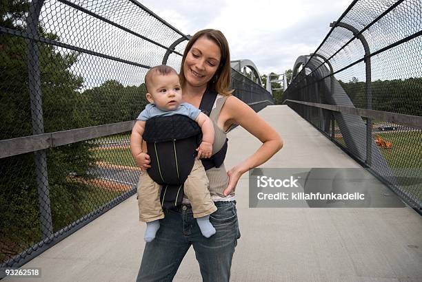 Active Madre E Bambino Vettore - Fotografie stock e altre immagini di 0-11 Mesi - 0-11 Mesi, 6-11 Mesi, Accanto