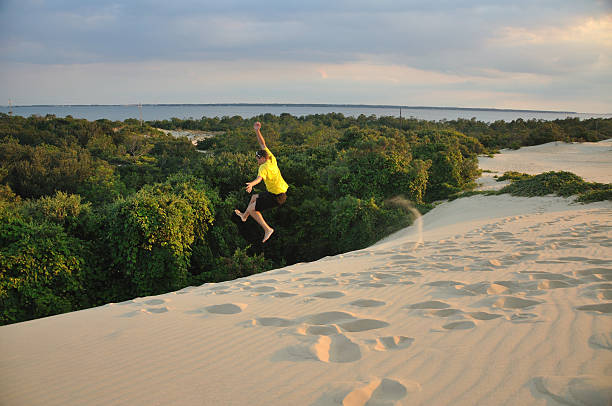 Mid-air e Motion Blur Cliff Jump uomo - foto stock