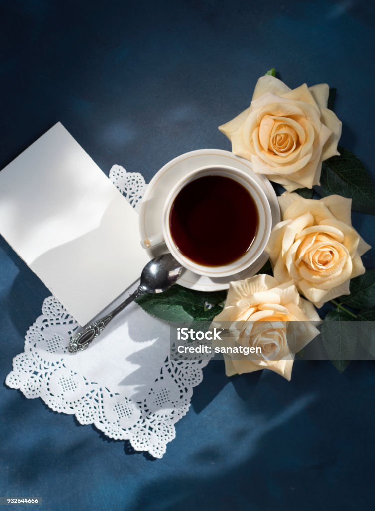 Mañana Taza De Café Y Una Hermosas Flores Color De Rosa Foto de stock y más banco de imágenes de Acogedor - iStock Mañana Taza De Café Y Una Hermosas Flores Color De Rosa Foto de stock y más banco de imágenes de Acogedor - iStock