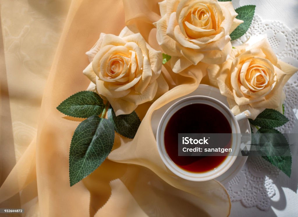 Mañana Taza De Café Y Una Hermosas Flores Color De Rosa Foto de stock y más  banco de imágenes de Amor - iStock