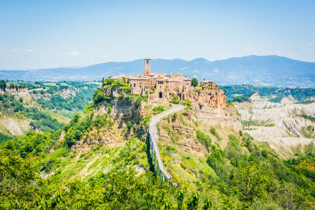 panorama civita di bagnoregio, lazio włochy - mountain cliff mountain peak plateau zdjęcia i obrazy z banku zdjęć