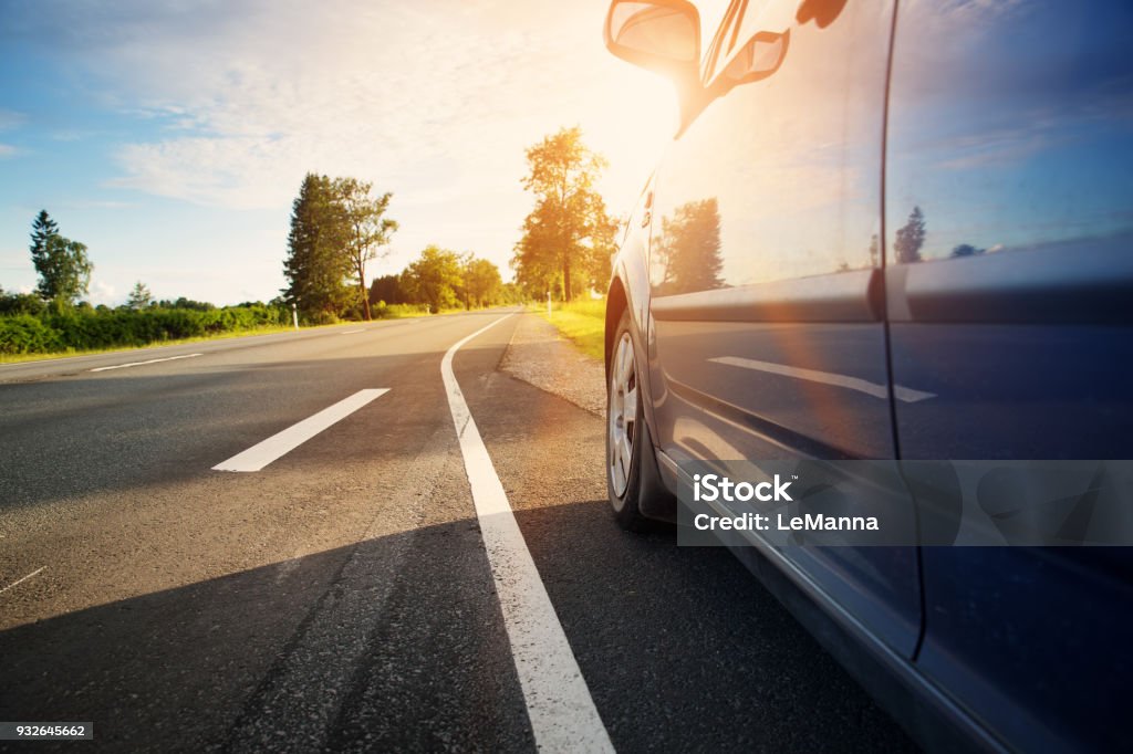 Автомобиль на асфальтовой дороге летом - Стоковые фото Автомобиль роялти-фри