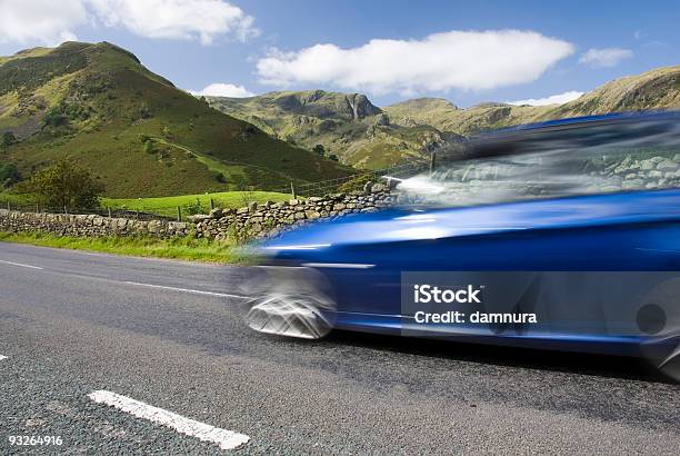 Auto Blu Velocità Il Lake District Regno Unito - Fotografie stock e altre immagini di Ambientazione esterna - Ambientazione esterna, Asfalto, Automobile