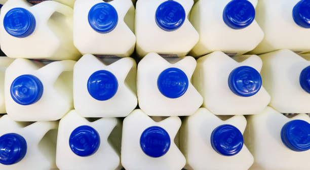 botellas con leche - milk bottle fotos fotografías e imágenes de stock