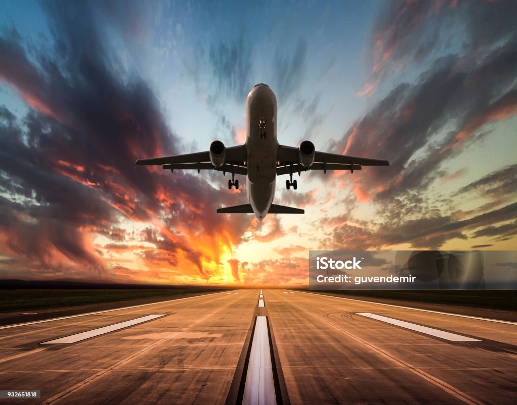 Pasajeros de Avión despegando en puesta de sol - Foto de stock de Avión libre de derechos