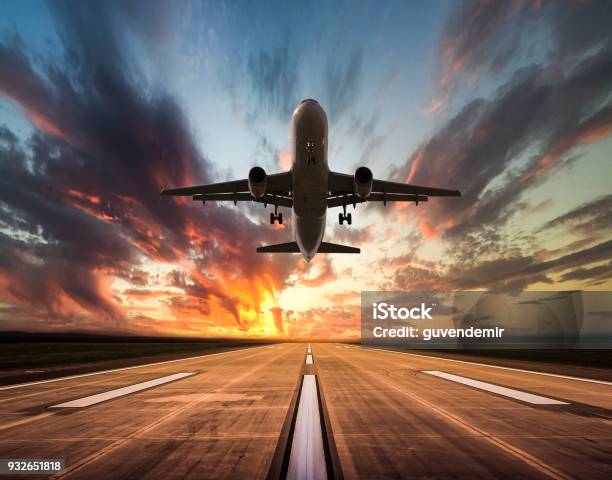 Pasajeros De Avión Despegando En Puesta De Sol Foto de stock y más banco de imágenes de Avión - Avión, Despegar - Aviones, Pista de aterrizaje