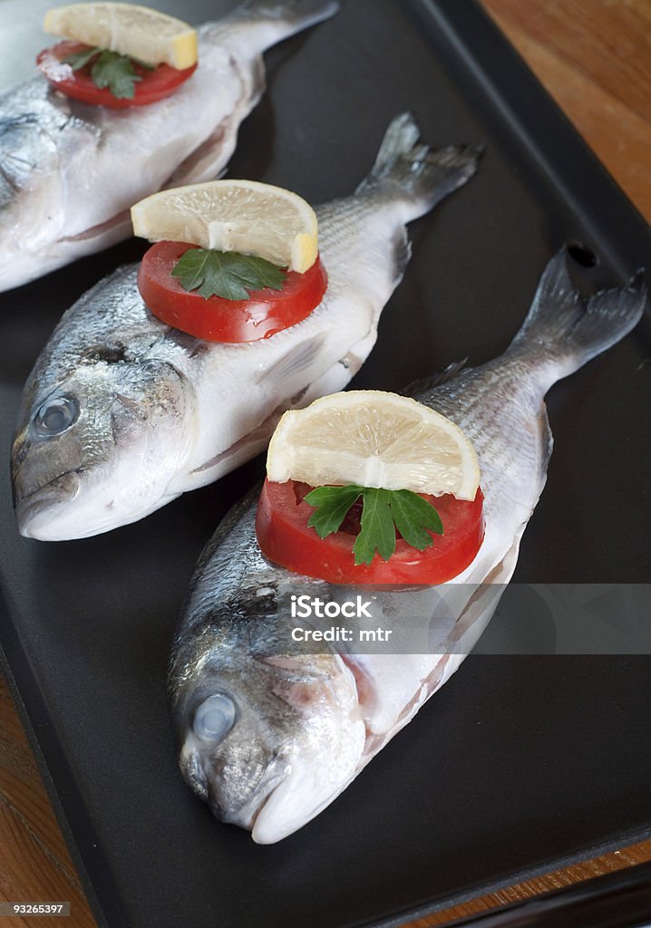 新鮮な鯛と野菜 - カラー画像のロイヤリティフリーストックフォト