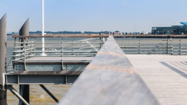 современный понтонный мост на острове нуармутье - boardwalk pontoon bridge landscape sky стоковые фото и изображения