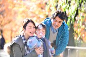 東京・上野公園でシャボン玉を吹いている日本の家族