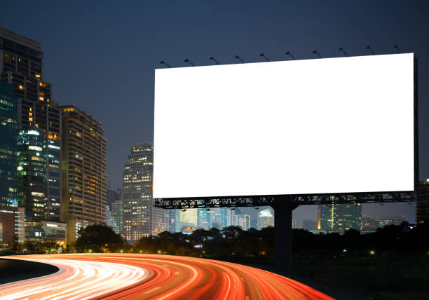 panneau d'affichage vide  - billboard bill city advertise photos et images de collection