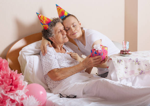 старшая женщина празднует свой 95-й день рождения вместе с внучкой. макросъемка - respect women human teeth people стоковые фото и изображения