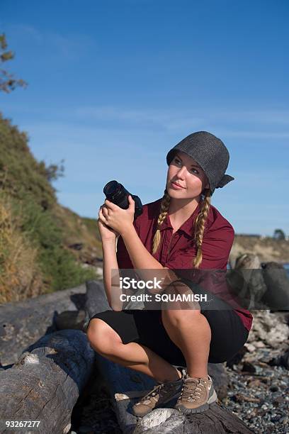 Bonito Feminino Loiro Fotógrafo Fora - Fotografias de stock e mais imagens de Adolescente - Adolescente, Adulto, Ao Ar Livre