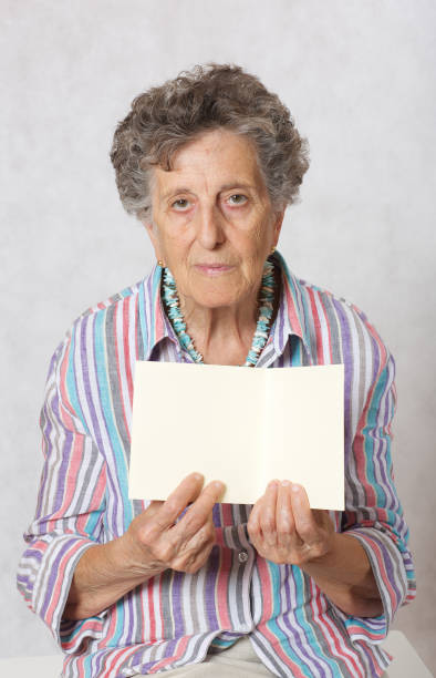 senior mit einem karton-papier in den händen. - respect women human teeth people stock-fotos und bilder