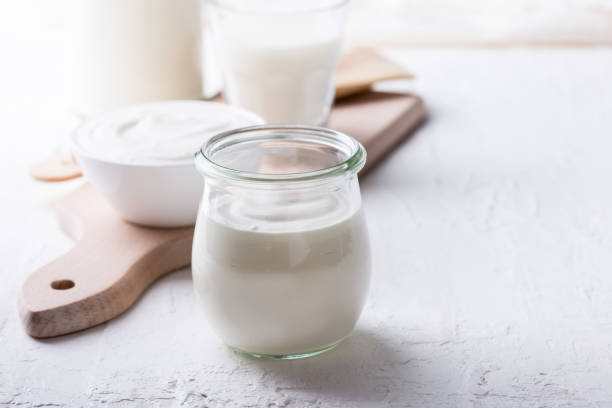 crème bio en pot de verre - yogurt jar cream milk photos et images de collection