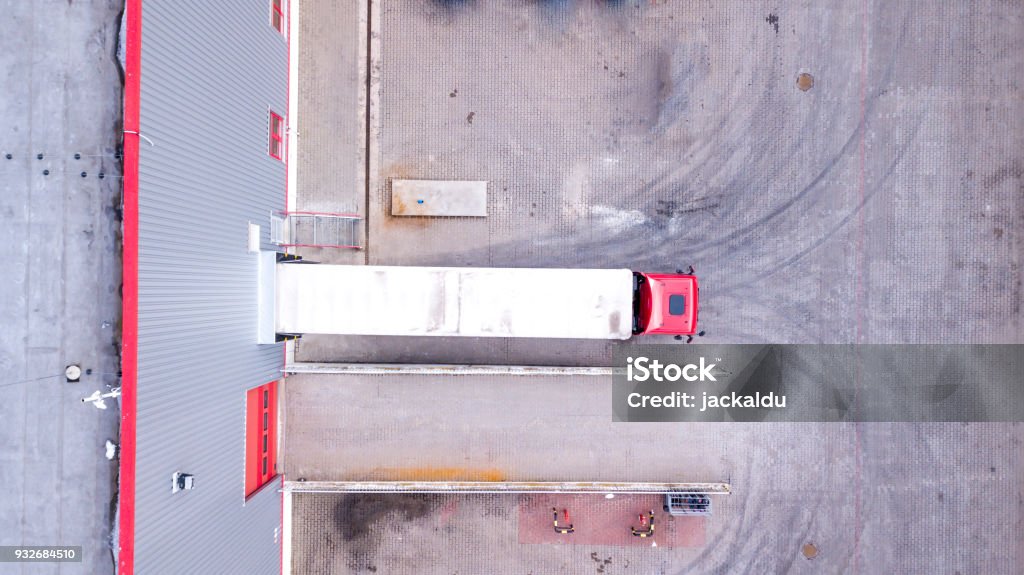 Vista aerea del magazzino di carico con semi-camion. antenna - Foto stock royalty-free di Veduta aerea