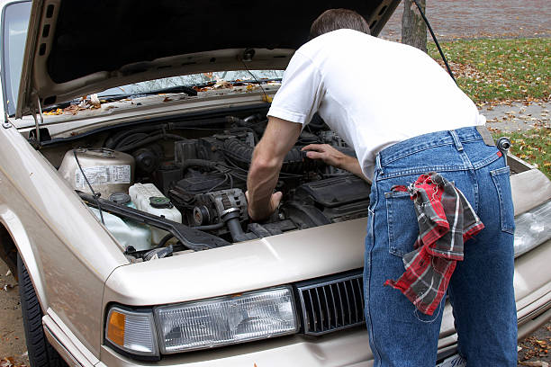 auto instandhaltung - vehicle breakdown hood car oil change stock-fotos und bilder