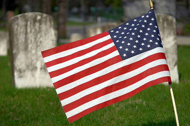 amerikanische flagge auf friedhof - san francisco national military cemetery stock-fotos und bilder