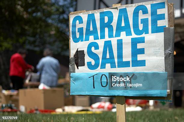 Foto de Brechó De Garagem1 e mais fotos de stock de Acordo - Acordo, Adulto, Atividades de Fins de Semana