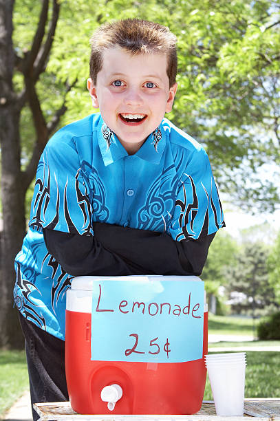 レモネード売り - lemonade lemonade stand neighbor child ストックフォトと画像