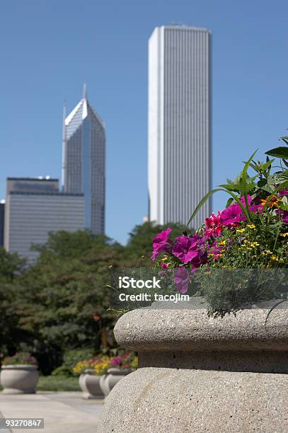 Foto de Cidade Grande Natureza e mais fotos de stock de Concreto - Concreto, Vaso de flor, Colorido