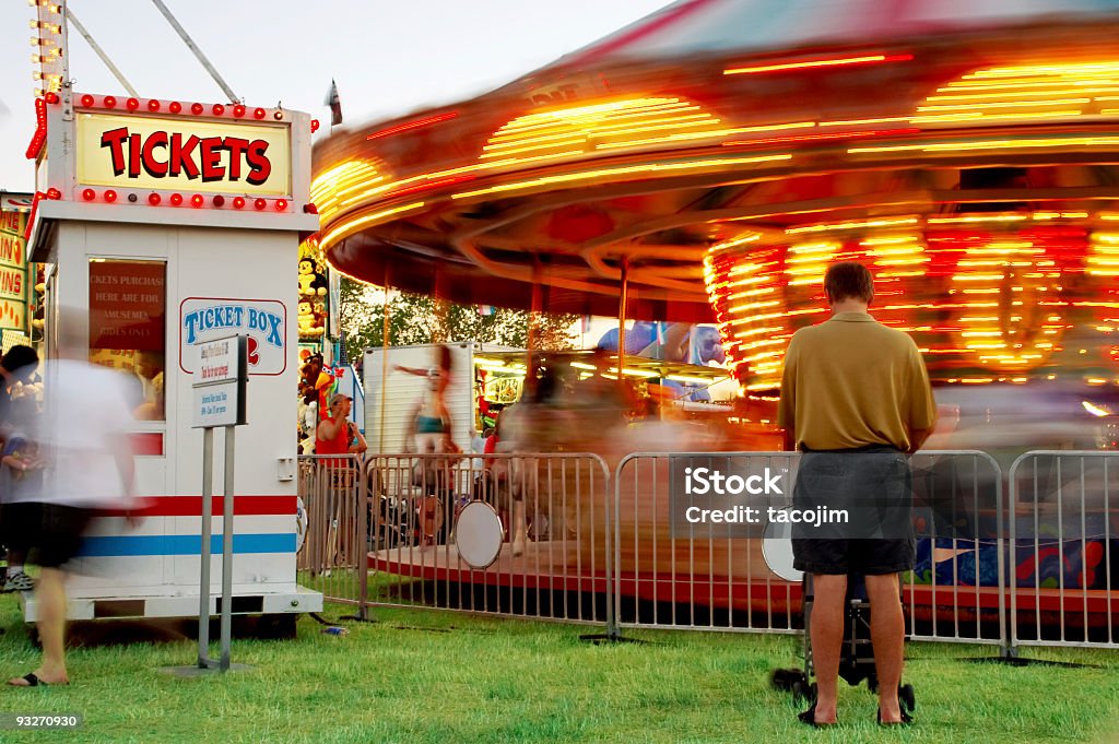 Paseos en el parque de diversiones - Foto de stock de Parque de atracciones libre de derechos