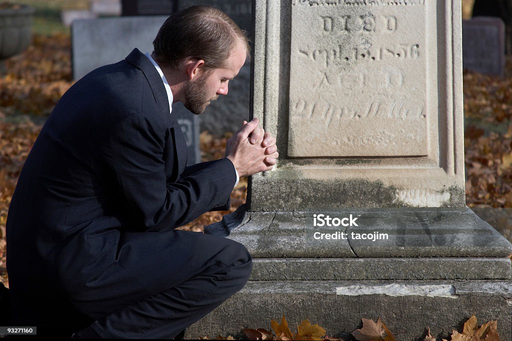 Graveside oração - Foto de stock de Ajoelhar royalty-free