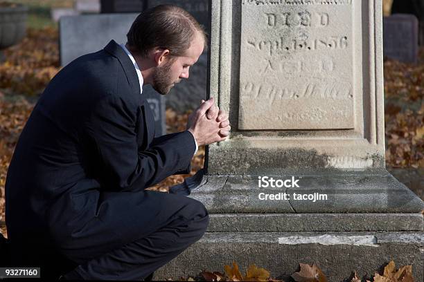 Foto de Graveside Oração e mais fotos de stock de Ajoelhar - Ajoelhar, Cemitério, Adulto