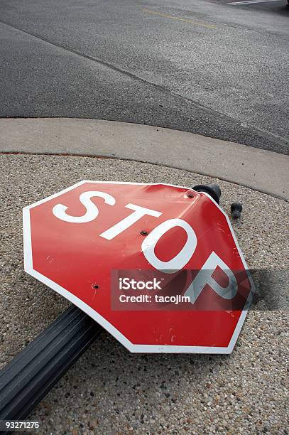 Авария — стоковые фотографии и другие картинки Знак Стоп - Знак Стоп, Сломанный, Транспортная катастрофа