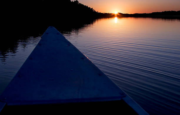 гребля на каноэ на закат - canoeing canoe minnesota lake стоковые фото и изображения