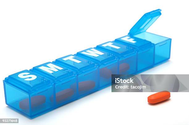 Tägliche Dosis Stockfoto und mehr Bilder von Freisteller – Neutraler Hintergrund - Freisteller – Neutraler Hintergrund, Acetylsalicylsäure, Behälter