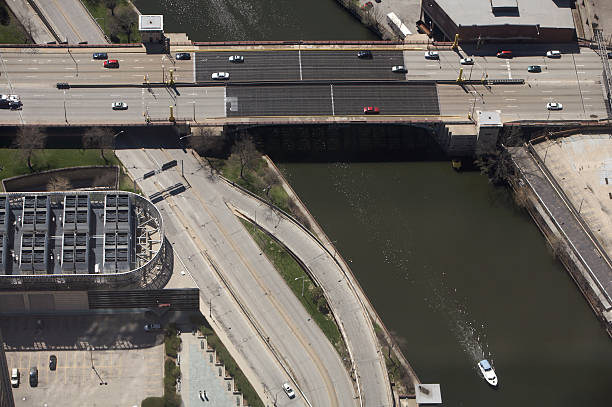 autostrada jazdy - chicago illinois chicago river bridge zdjęcia i obrazy z banku zdjęć