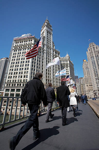 chicago-brücke & wrigley building - deco architecture wrigley building chicago stock-fotos und bilder