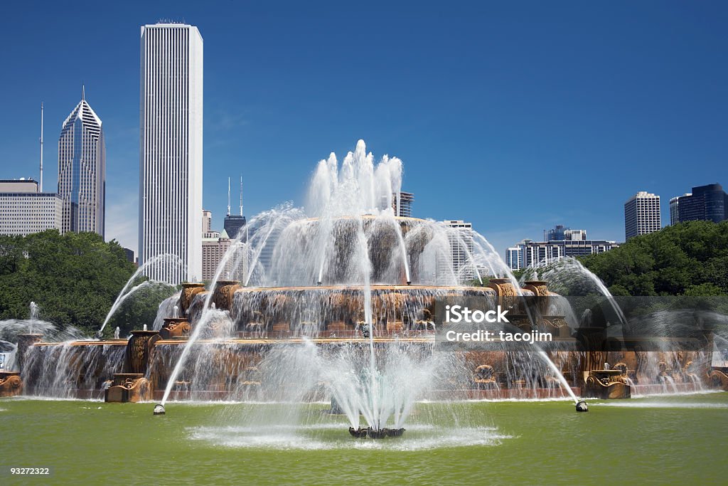Букингемский фонтан & Чикаго Горизонт - Стоковые фото Архитектура роялти-фри