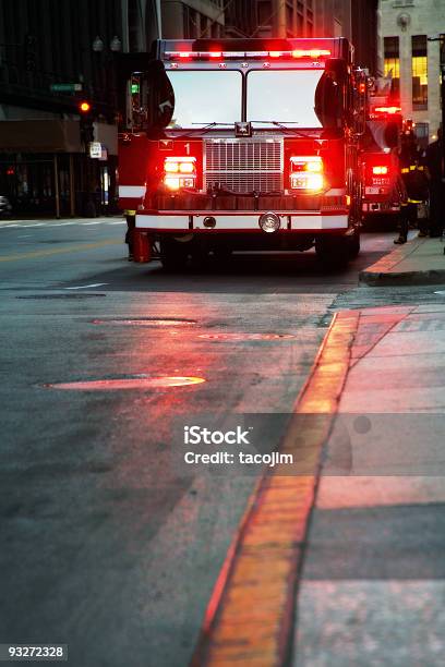 Foto de Departamento De Bombeiros Da Cidade e mais fotos de stock de Sirene de emergência - Sirene de emergência, Carro de bombeiro, Serviço de emergência e resgate