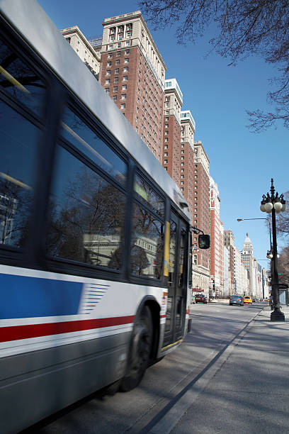 linha de ônibus em chicago - driving business travel car bus - fotografias e filmes do acervo