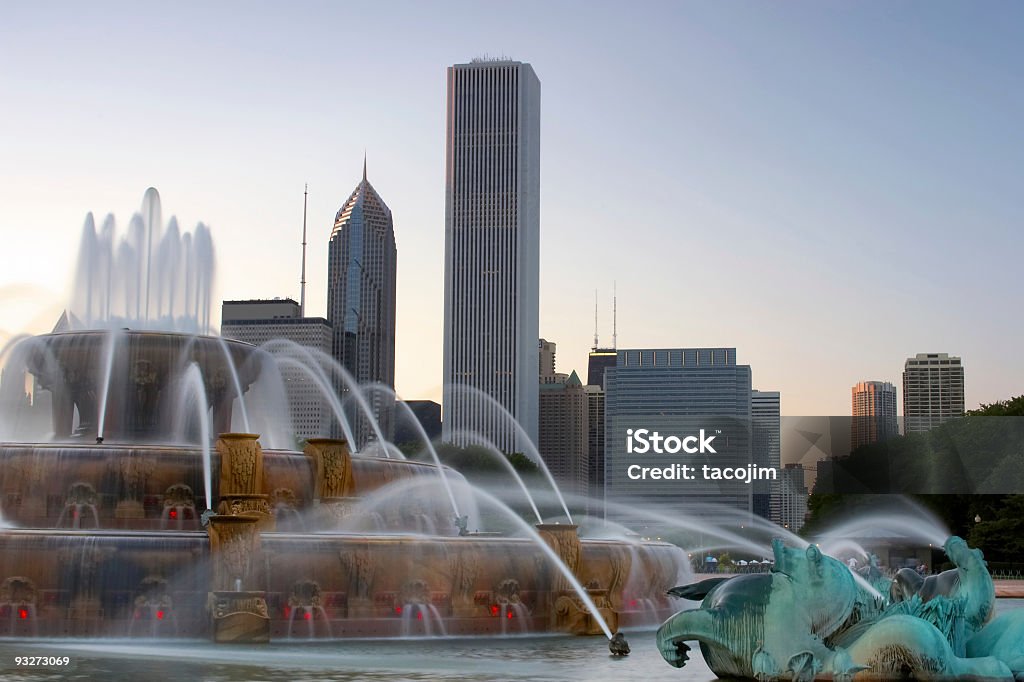 Buckingham Fountain & Chicago Skyline al atardecer - Foto de stock de Chicago - Illinois libre de derechos