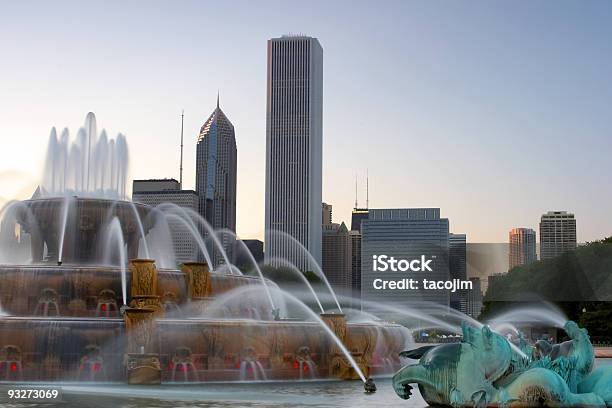 Buckingham Fountain Chicago Skyline Al Atardecer Foto de stock y más banco de imágenes de Chicago - Illinois - Chicago - Illinois, Fuente de Buckingham, Puesta de sol